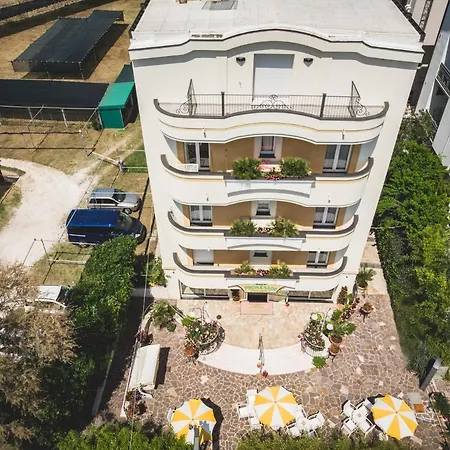 Promenade מלון דירות 4*